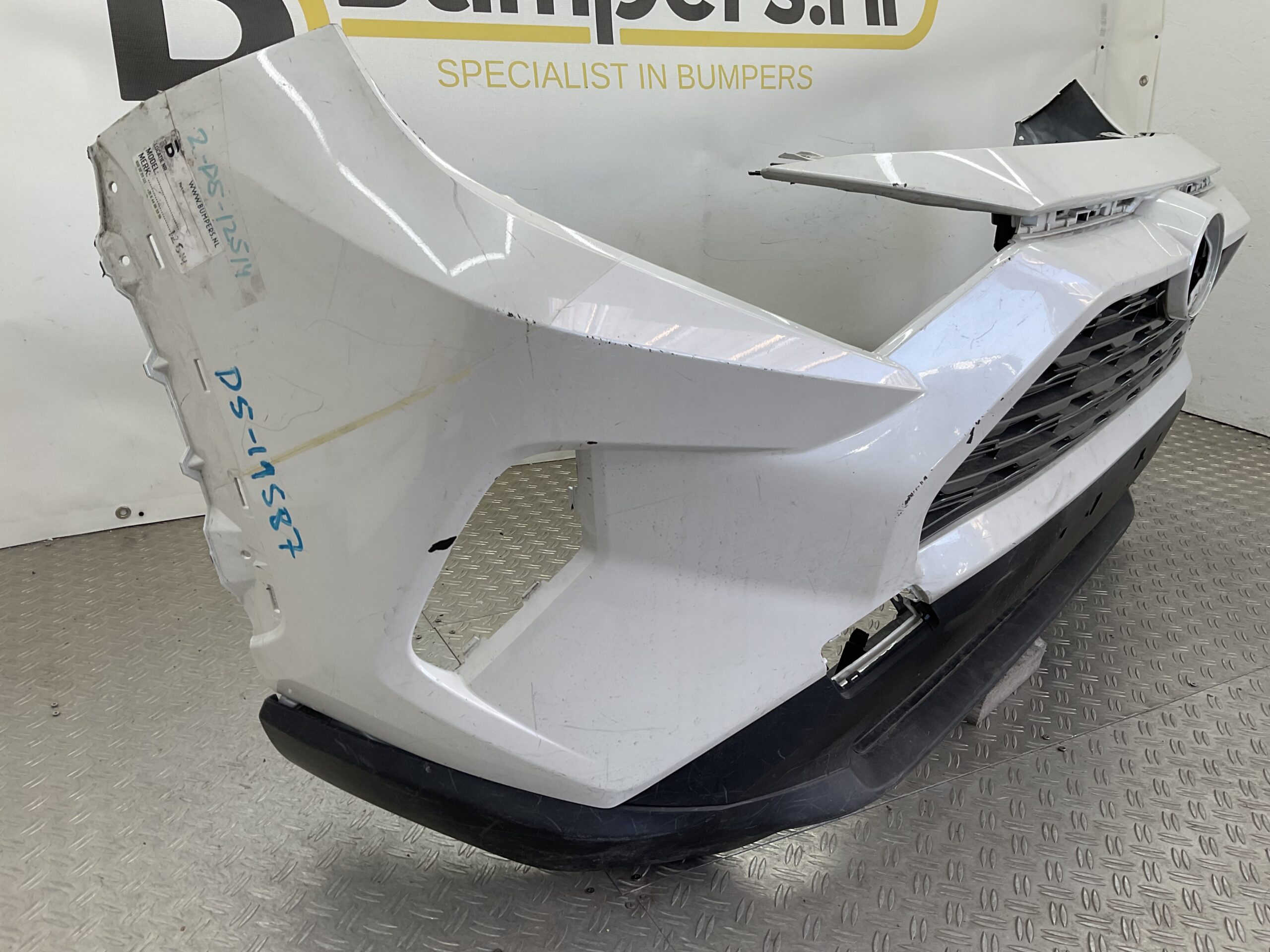 BUMPER Toyota Rav 4 V 2019-2024 53113-42110 VOORBUMPER D5-19587