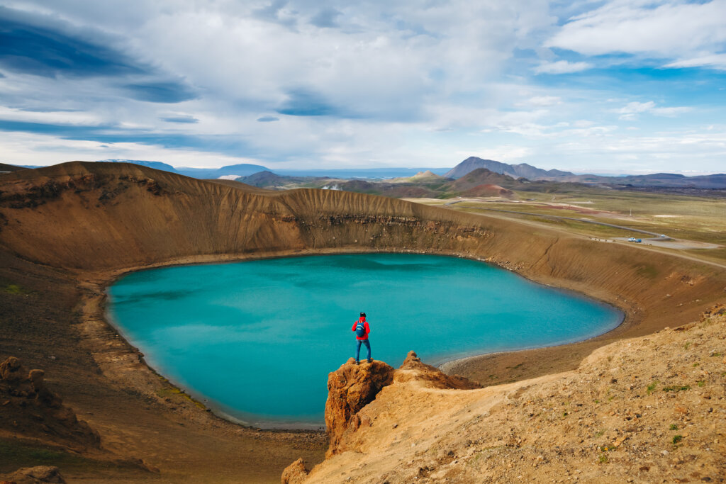 ijsland-myvatn-meer-landschap-wandelaar